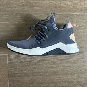 Women’s Reebok sneakers. Size 7, never worn!